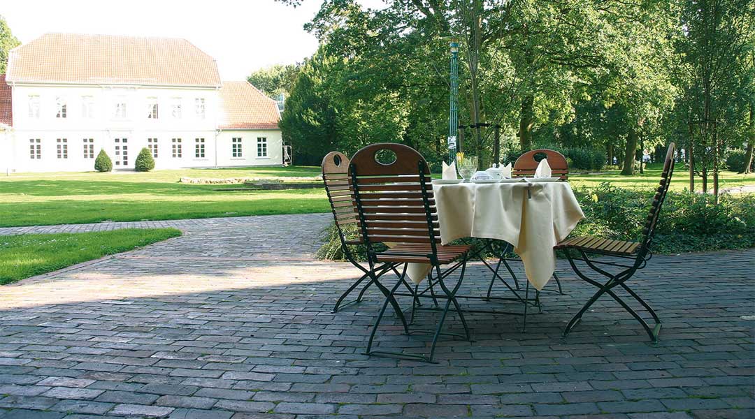 Terrasse mit gedecktem Tisch ParkHotel Cloppenburg
